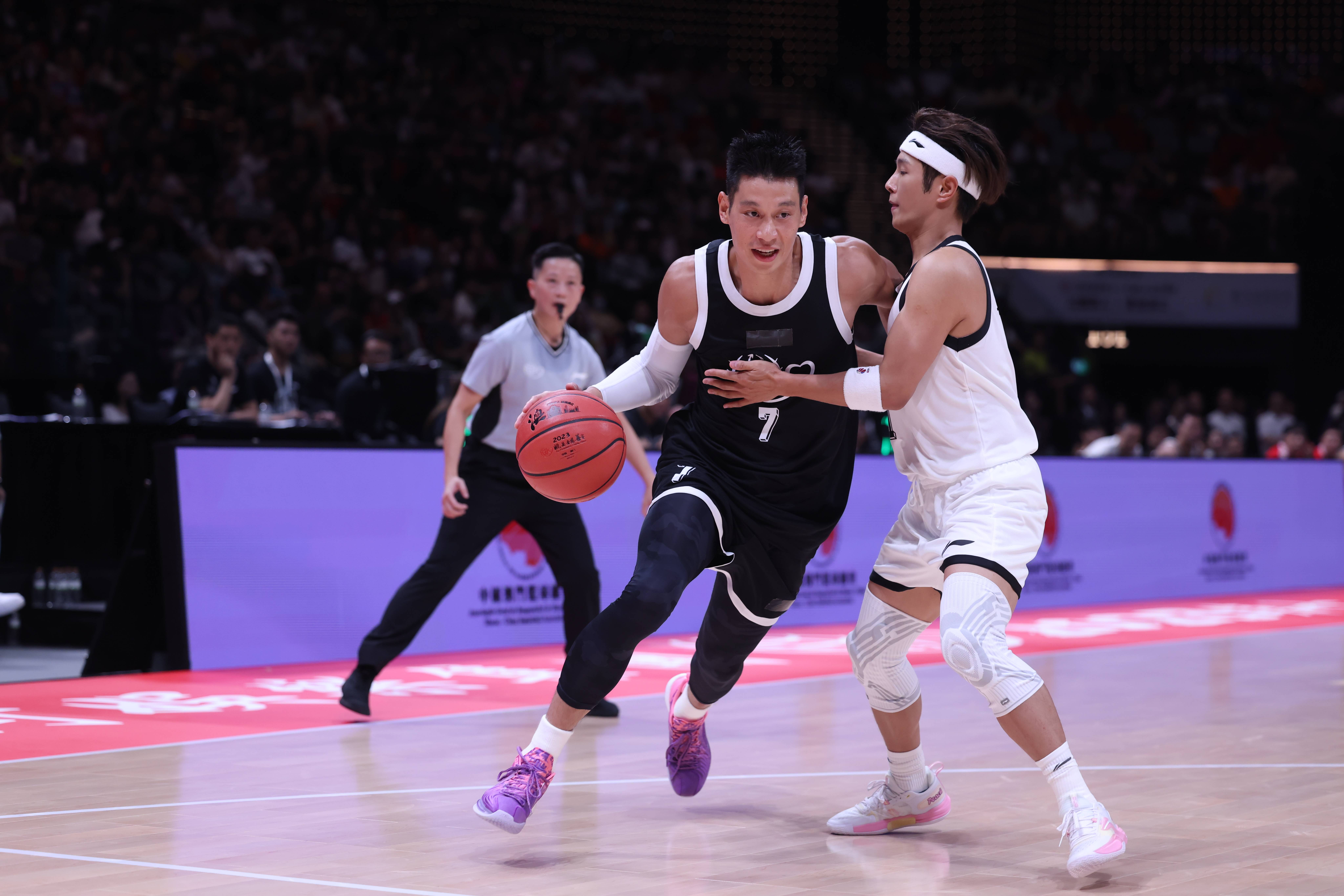 篮球明星发动慈善活动，为社会贡献力量