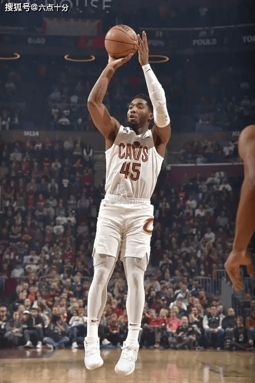 魔术队后卫连续发挥出色取得连胜(魔术队得分后卫)