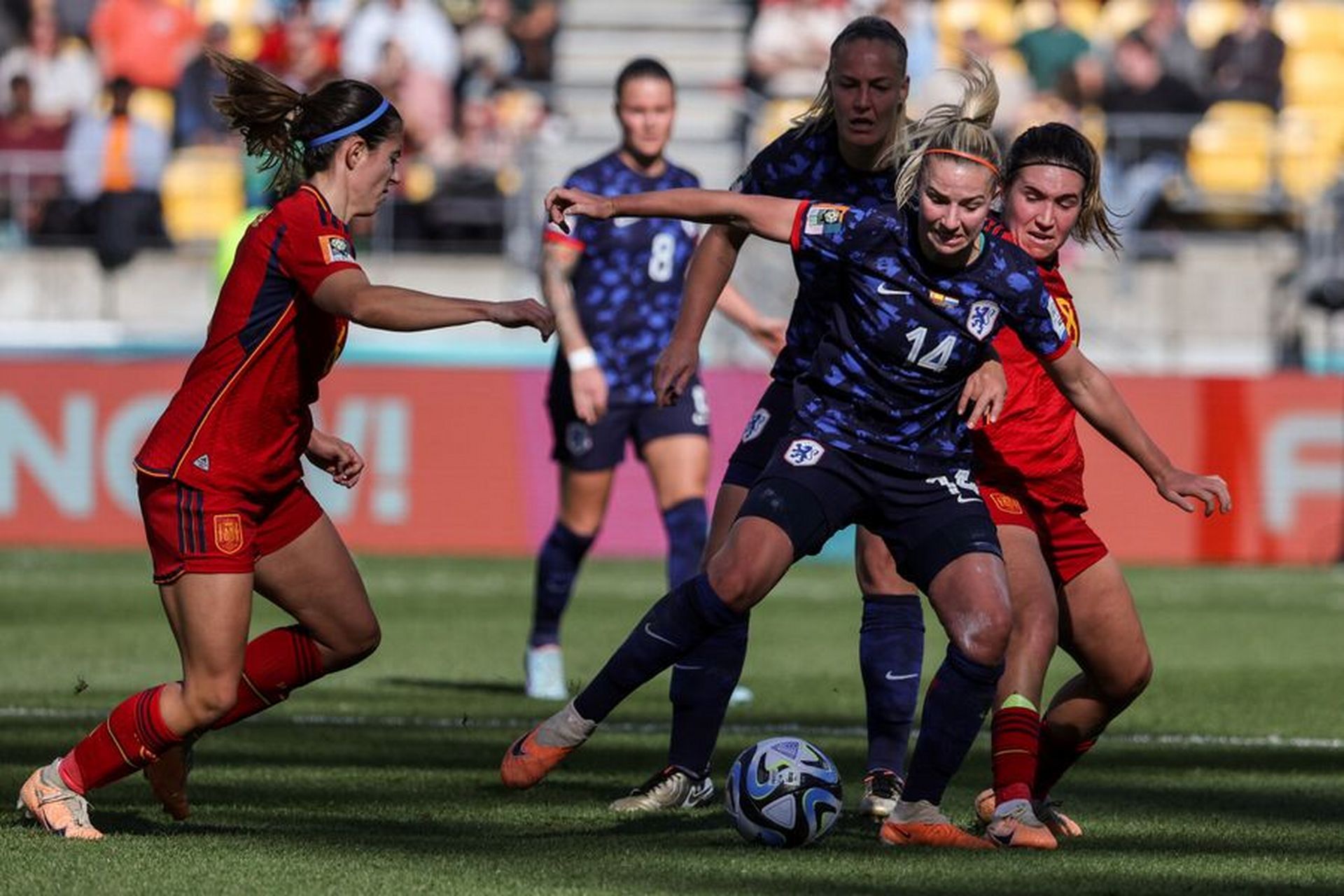 荷兰女足队员在友谊赛事中展现出色表现的是