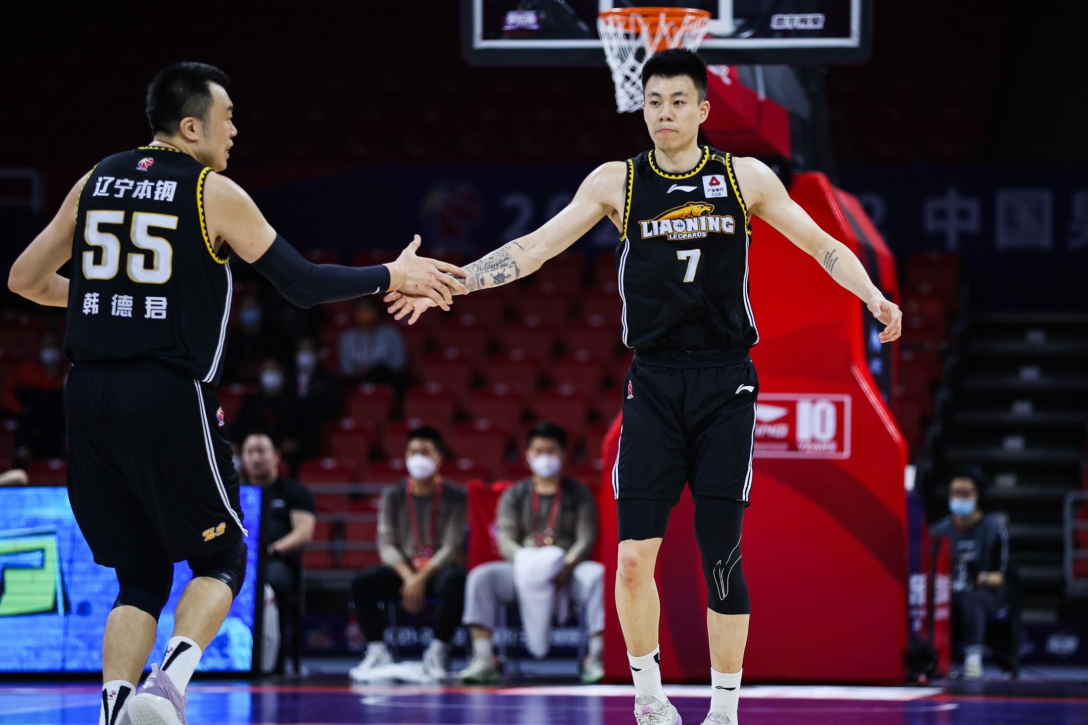 各大篮球队员备战比赛，疑问重重谁会胜出？的简单介绍