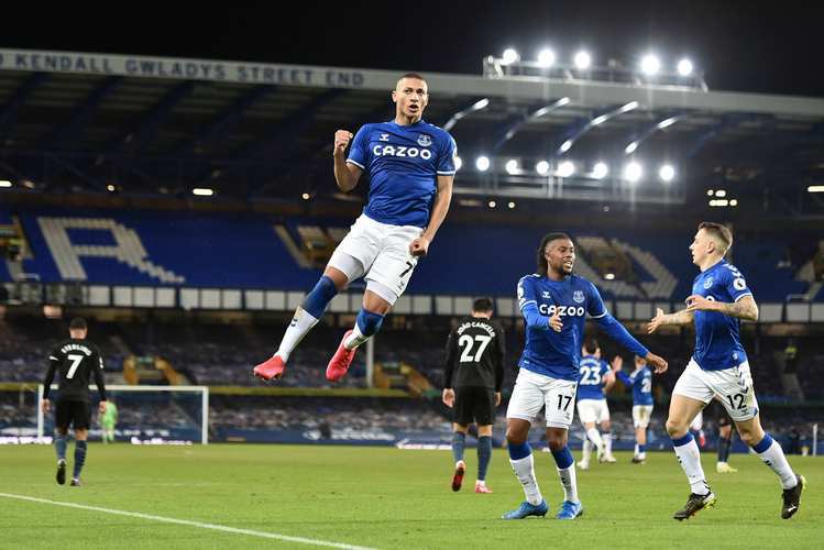 包含伯恩利主场胜出，曼德姆重炮轰出直入球门的词条