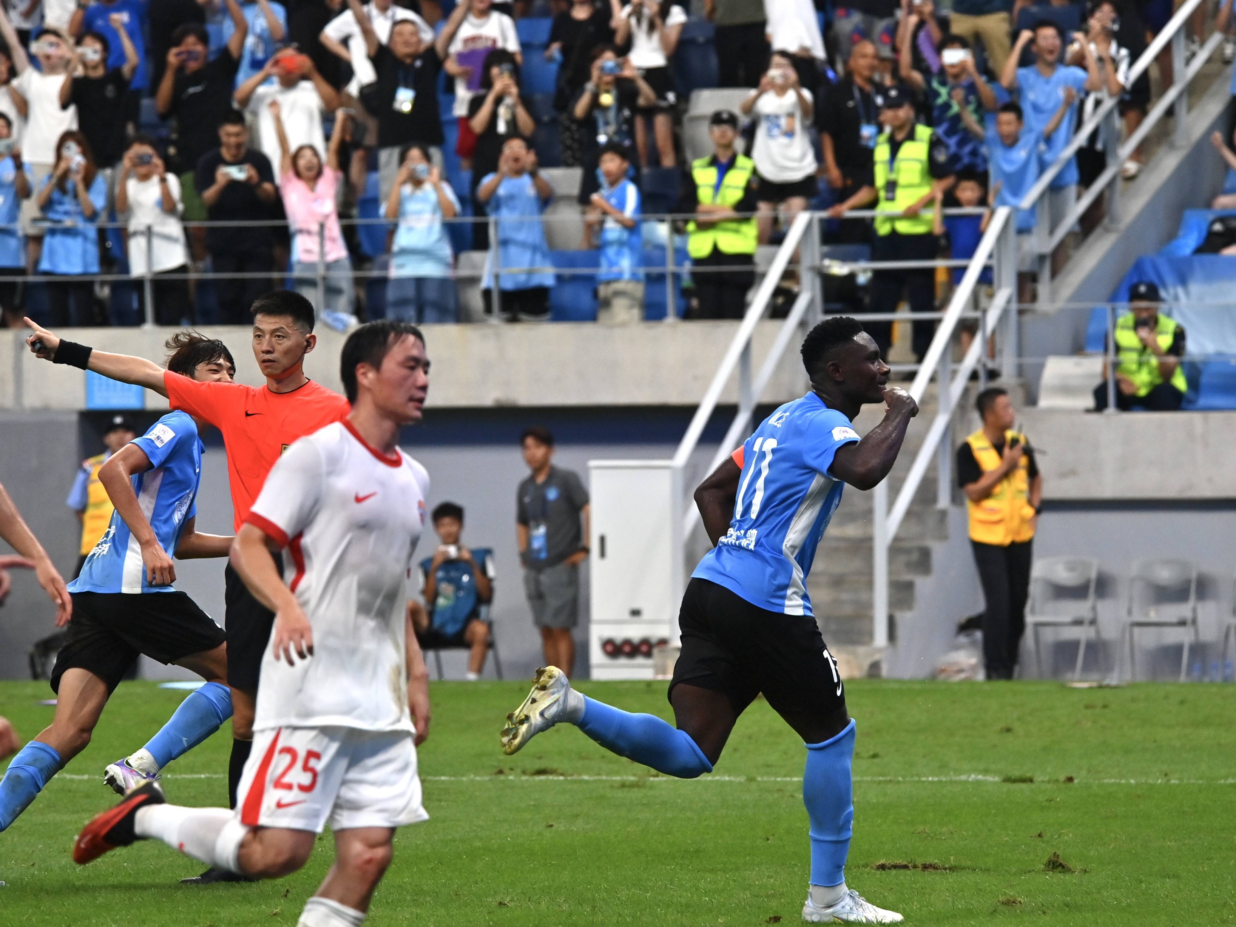 包含青岛黄海轻松击败大连一方，让对手望风披靡的词条