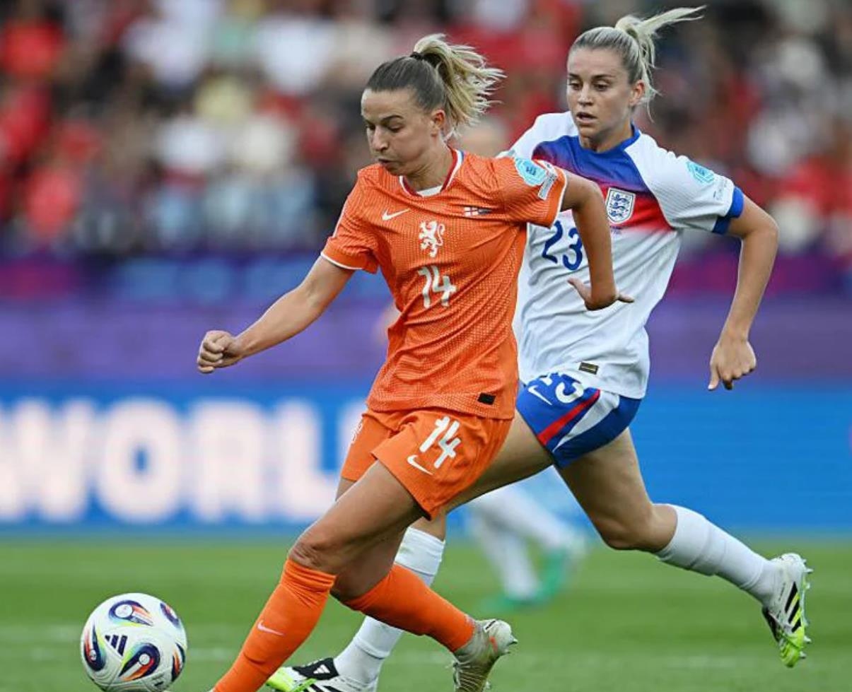 包含英格兰女足遭遇惨败，未能跻身大洋女足争霸赛的词条